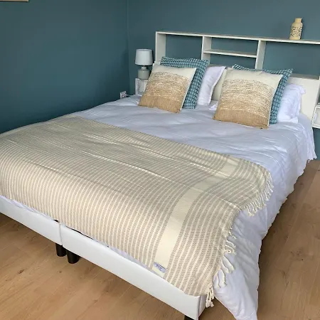 Le Nid Sur La Falaise *