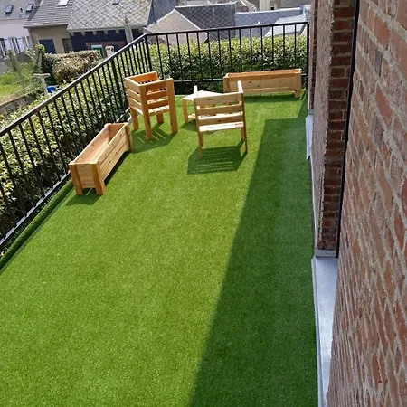 Le Nid Sur La Falaise